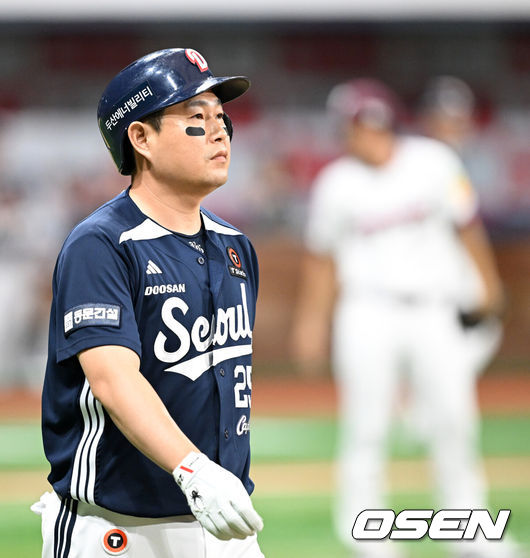 [OSEN=고척, 이대선 기자] 프로야구 키움 히어로즈가 35일 만에 2연승을 달렸다.키움은 1일(한국시간) 서울 고척스카이돔에서 열린 ‘2025 신한은행 SOL Bank KBO리그’ 두산 베어스와의 경기에서 1-0으로 승리했다. 5월을 4승 1무 22패 승률 .154로 마무리한 키움은 최근 7연패, 1승, 10연패를 기록했다. 하지만 지난달 31일 1-0으로 승리하며 연패를 끊었고 이날 경기에서는 4월 27일 이후 35일 만에 2연승에 성공했다. 경기 종료 후 두산 양의지가 플라이로 물러나며 아쉬워하고 있다. 2025.06.01 /sunday@osen.co.kr