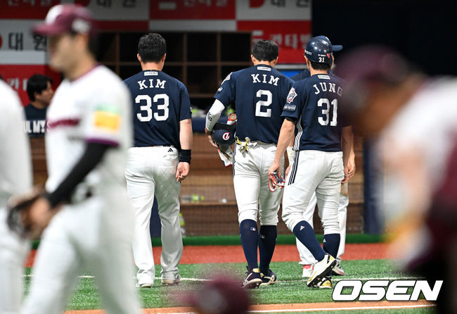 [OSEN=고척, 이대선 기자] 프로야구 키움 히어로즈가 35일 만에 2연승을 달렸다.키움은 1일(한국시간) 서울 고척스카이돔에서 열린 ‘2025 신한은행 SOL Bank KBO리그’ 두산 베어스와의 경기에서 1-0으로 승리했다. 5월을 4승 1무 22패 승률 .154로 마무리한 키움은 최근 7연패, 1승, 10연패를 기록했다. 하지만 지난달 31일 1-0으로 승리하며 연패를 끊었고 이날 경기에서는 4월 27일 이후 35일 만에 2연승에 성공했다. 경기 종료 후 두산 선수들이 아쉬워하고 있다. 2025.06.01 