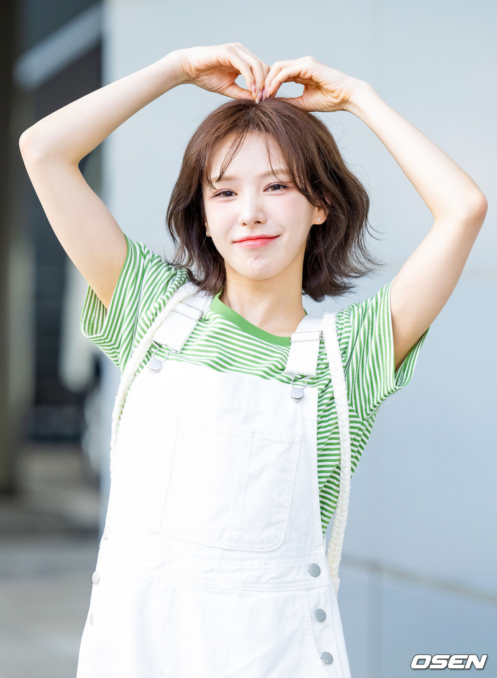 레드벨벳 웬디(WENDY)가 28일 오후 서울 양천구 목동 SBS에서 진행되는 ‘웬디의 영스트리트’ 녹화에 참석하기 위해 출근했다.레드벨벳 웬디는 SBS 파워FM ‘웬디의 영스트리트’에서 DJ를 맡고 있다.레드벨벳 웬디가 출근길에 포즈를 취하고 있다. 2024.08.28 / rumi@osen.co.kr