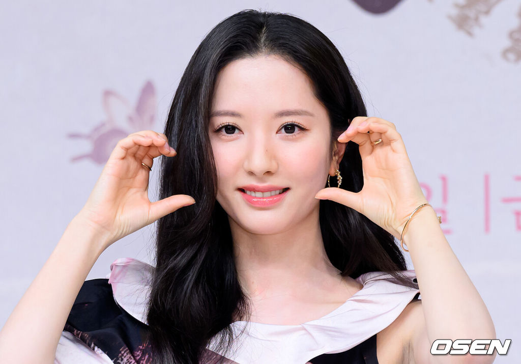 17일 오후 서울 목동 SBS에서 SBS 새 금토드라마 ‘귀궁’ 제작발표회가 열렸다.‘보물섬’ 후속으로 방송되는 SBS 새 금토드라마 ‘귀궁’은 영매의 운명을 거부하는 무녀 여리와 여리의 첫사랑 윤갑의 몸에 갇힌 이무기 강철이가 왕가에 원한을 품은 팔척귀에 맞닥뜨리며 몸과 혼이 단단히 꼬여버리는 육신 쟁탈 판타지 로코. 배우 김지연이 포토타임을 가지고 있다. 2025.04.17 /sunday@osen.co.kr
