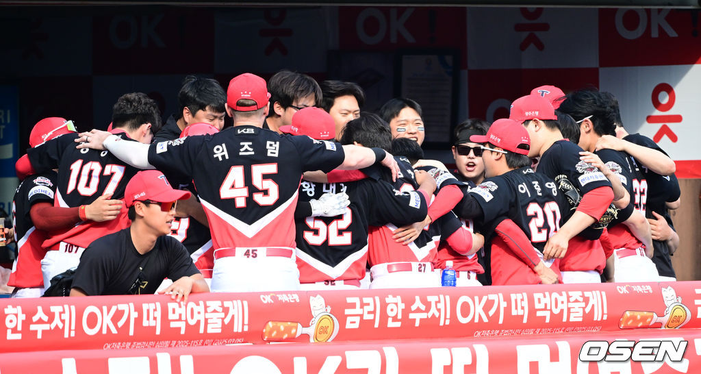 윤도현 리드오프 홈런에 뜨거워지는 KIA 더그아웃.