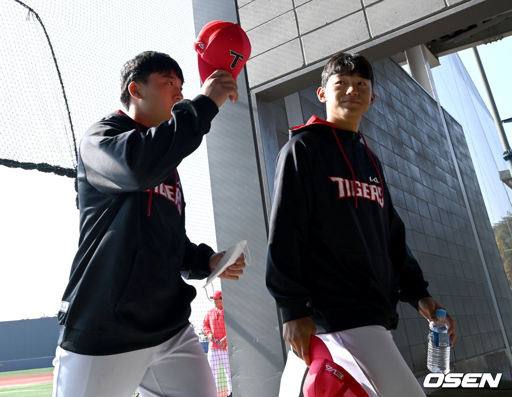2021년 함평에서 마무리훈련을 마치고 그라운드를 나서는 윤도현과 김도영. 타이거즈의 현재이자 미래.