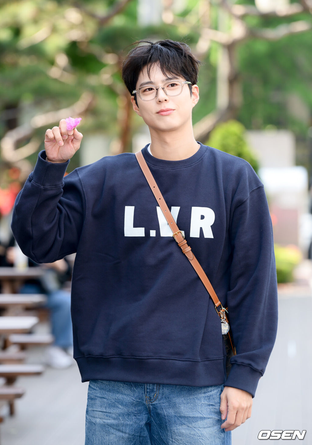 29일 오후 서울 영등포구 여의도 KBS 신관에서 KBS 2TV '더 시즌즈 - 박보검의 칸타빌레' 녹화가 진행됐다.넷플릭스 시리즈 ‘폭싹 속았수다’로 전 세계 시청자들을 사로잡은 박보검은 KBS2 심야 음악 프로그램 ‘더 시즌즈-박보검의 칸타빌레’ MC로도 활약하며 다방면에서 활발한 활동을 이어가고 있다.배우 박보검이 방송국으로 이동하며 팬들과 취재진을 포즈를 취하고 있다. 2025.04.29 /cej@osen.co.kr