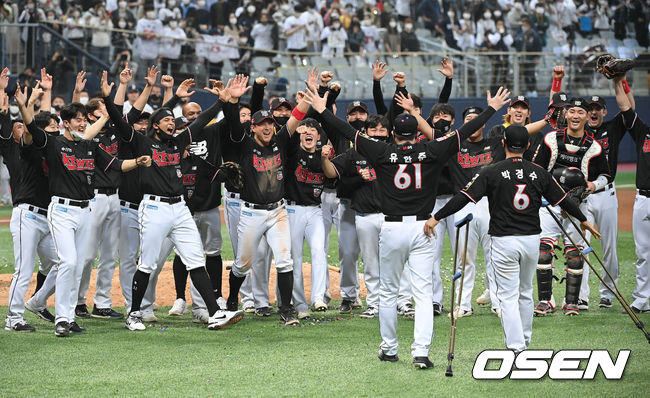 2021년 한국시리즈 우승을 거머쥐고 그라운드 세리머니를 앞두고 목발 짚은 박경수를 기다리는 KT 선수단. [사진] OSEN 박준형 기자.