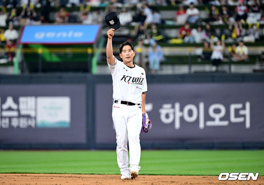 9회초 1사 1루 상황 은퇴식을 갖는 KT 박경수가 2루수로 깜짝 출전하며 팬들에게 인사를 전하고 있다.