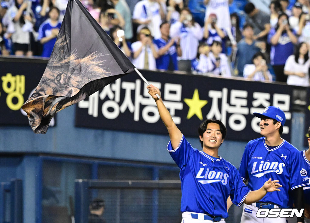 프로야구 삼성 라이온즈가 7연승을 질주했다. LG 트윈스는 올 시즌 처음으로 스윕패를 당했다. 삼성은 1일 서울 잠실구장에서 열린 2025 KBO리그 LG와 시즌 9차전 맞대결에서 6-4 재역전승을 거뒀다. 삼성은 KT 위즈를 반 경기 차이로 제치고 4위로 올라섰다. 삼성 김태훈이 승리를 기뻐하고 있다. 2025.06.01 /cej@osen.co.kr
