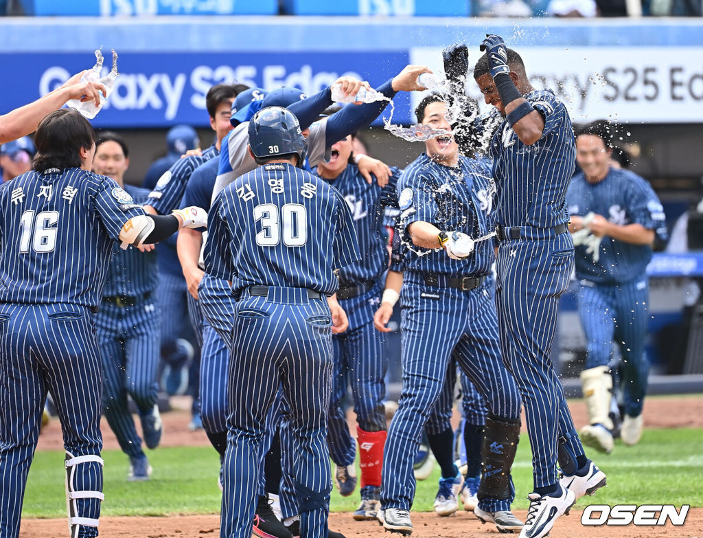 25일 대구삼성라이온즈파크에서 2025 신한 SOL 뱅크 KBO 리그 삼성 라이온즈와 KIA 타이거즈의 경기가 열렸다. 홈팀 삼성은 원태인이, 방문팀 KIA는 윤영철이 선발 출전했다. 삼성 라이온즈 디아즈가 9회말 끝내기 홈런을 치고 선수들의 축하를 받고 있다. 2025.05.25 / foto0307@osen.co.kr