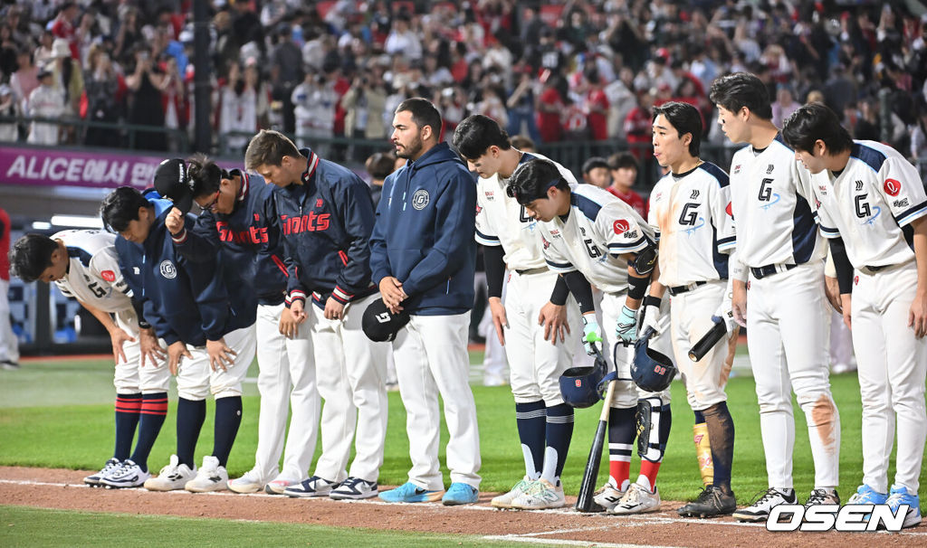 31일 부산 사직야구장에서 2025 신한 SOL 뱅크 KBO 리그 롯데 자이언츠와 SSG 랜더스의 경기가 열렸다. 홈팀 롯데는 나균안이, 방문팀 SSG는 전영준이 선발 출전했다.롯데 자이언츠 선수들이 SSG 랜더스에 1-4로 패한 후 팬들에게 인사를 하고 있다. 2025.05.31 / foto0307@osen.co.kr