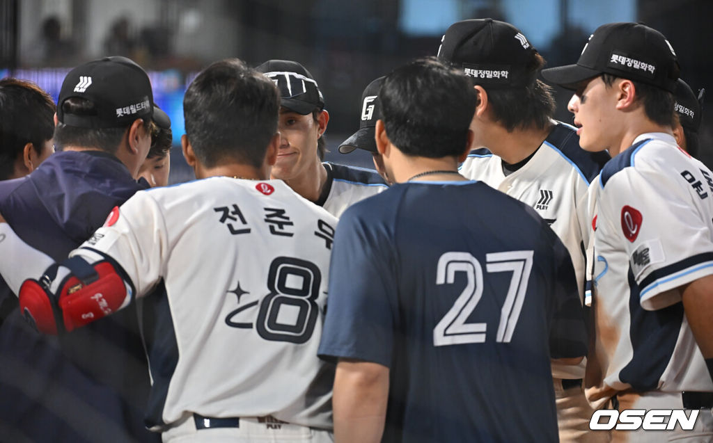 1일 부산 사직야구장에서 2025 신한 SOL 뱅크 KBO 리그 롯데 자이언츠와 SSG 랜더스의 경기가 열렸다. 홈팀 롯데는 이민석이, 방문팀 SSG는 앤더슨이 선발 출전했다.롯데 자이언츠 선수들이 8회말 공격 전 한데 모여 주장 전준우의 얘기를 듣고 있다. 2025.06.01 / foto0307@osen.co.kr
