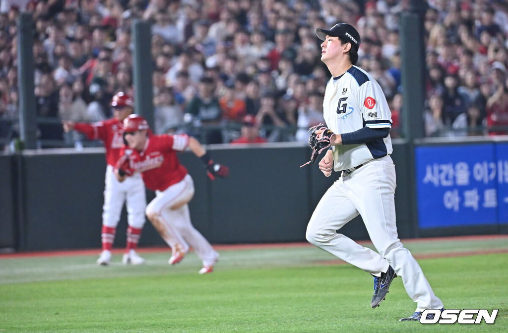 1일 부산 사직야구장에서 2025 신한 SOL 뱅크 KBO 리그 롯데 자이언츠와 SSG 랜더스의 경기가 열렸다. 홈팀 롯데는 이민석이, 방문팀 SSG는 앤더슨이 선발 출전했다.롯데 자이언츠 김원중이 9회초 2사 3루 폭투를 던지고 당혹해하고 있다. 2025.06.01 / foto0307@osen.co.kr