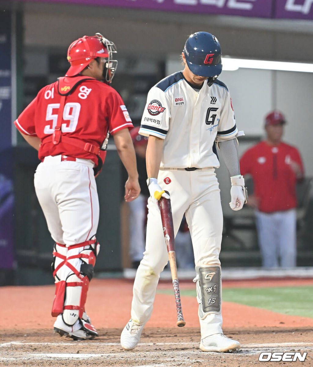 1일 부산 사직야구장에서 2025 신한 SOL 뱅크 KBO 리그 롯데 자이언츠와 SSG 랜더스의 경기가 열렸다. 홈팀 롯데는 이민석이, 방문팀 SSG는 앤더슨이 선발 출전했다.롯데 자이언츠 전민재가 7회말 2사 3루 역전 찬스 살리지 못하고 삼진 아웃되고 있다. 2025.06.01 / foto0307@osen.co.kr