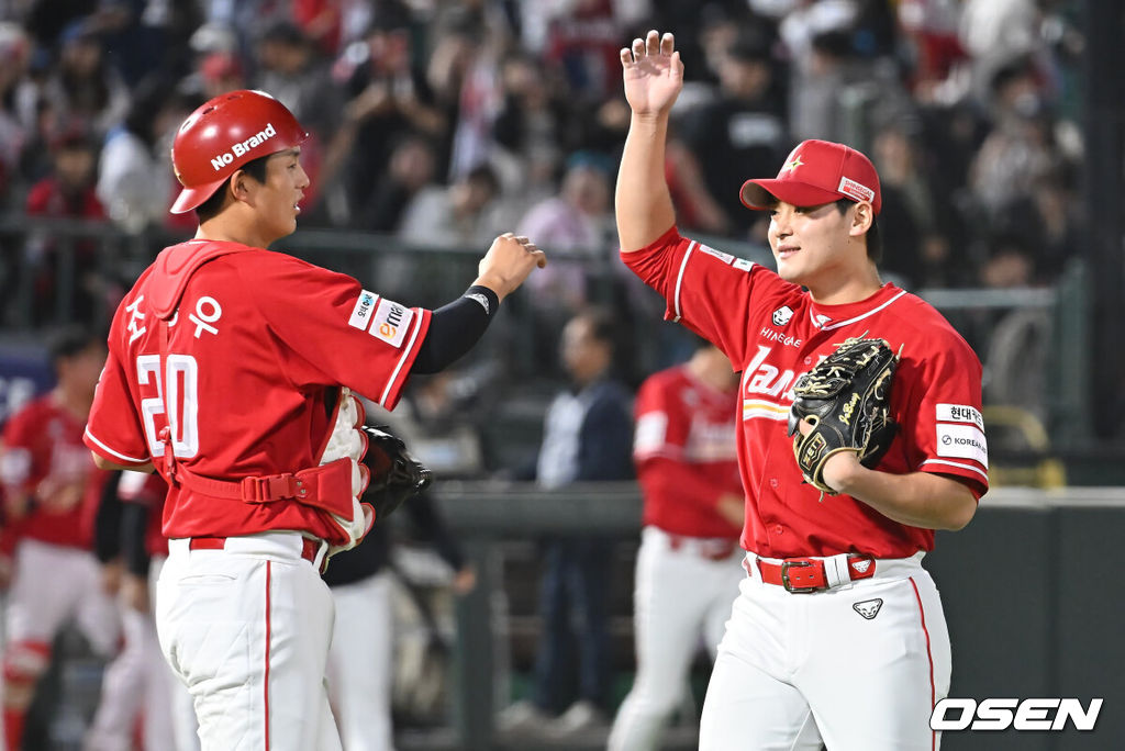 31일 부산 사직야구장에서 2025 신한 SOL 뱅크 KBO 리그 롯데 자이언츠와 SSG 랜더스의 경기가 열렸다. 홈팀 롯데는 나균안이, 방문팀 SSG는 전영준이 선발 출전했다.SSG 랜더스 조병현이 롯데 자이언츠에 4-1로 승리한 후 조형우와 승리 기쁨을 나누고 있다. 2025.05.31 / foto0307@osen.co.kr