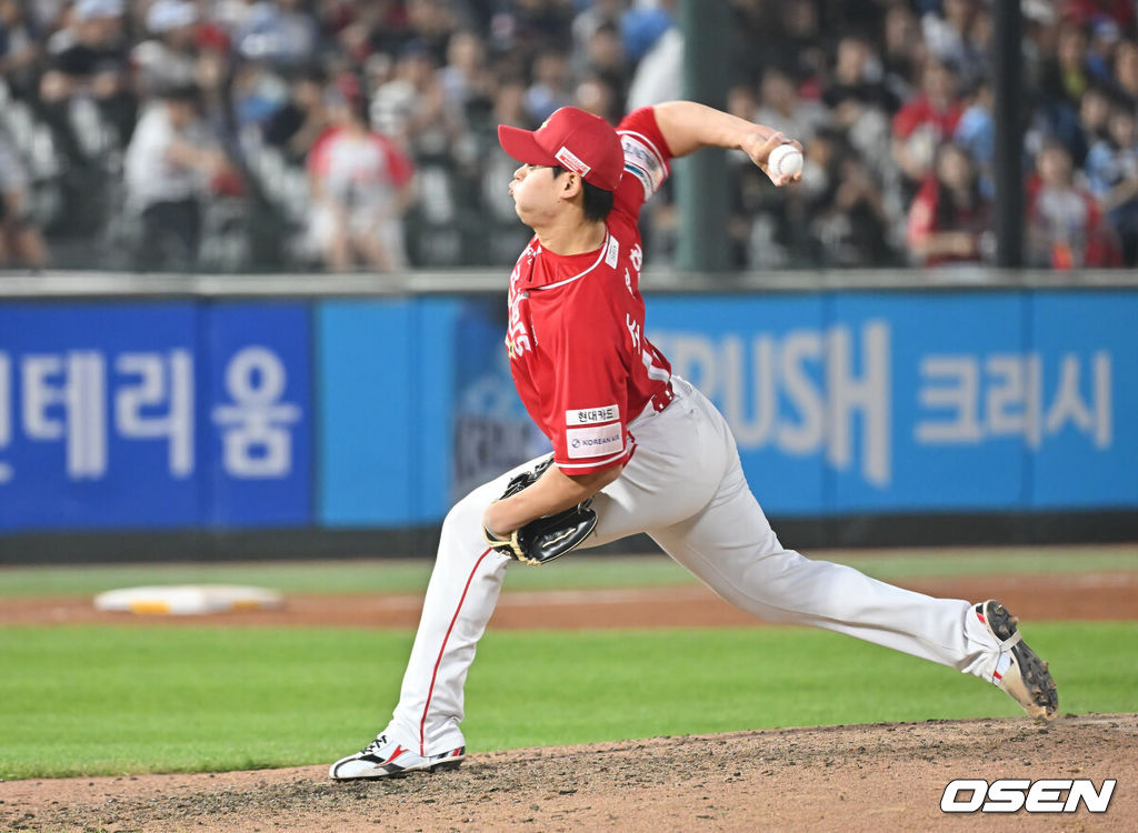 1일 부산 사직야구장에서 2025 신한 SOL 뱅크 KBO 리그 롯데 자이언츠와 SSG 랜더스의 경기가 열렸다. 홈팀 롯데는 이민석이, 방문팀 SSG는 앤더슨이 선발 출전했다.SSG 랜더스 조병현이 역투하고 있다. 2025.06.01 / foto0307@osen.co.kr