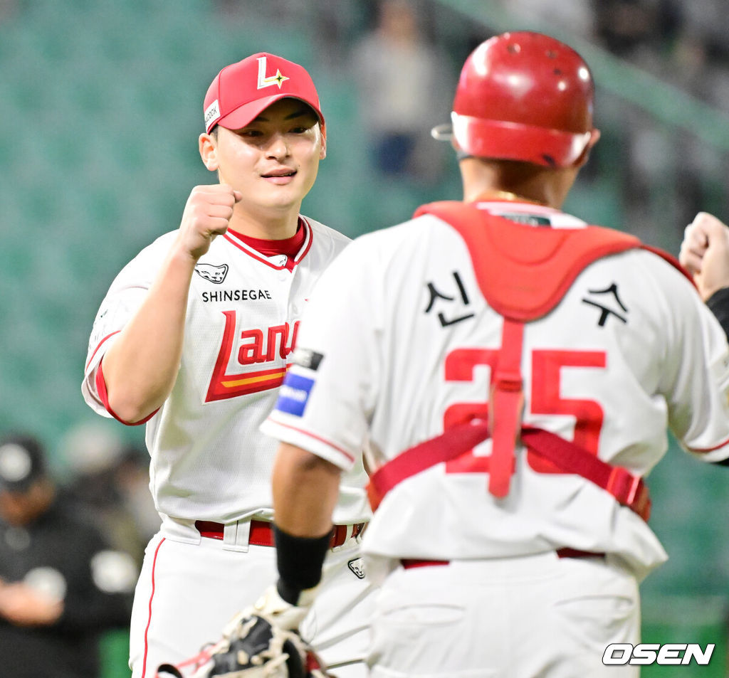 15일 오후 인천 SSG랜더스필드에서 ‘2025 신한 SOL Bank KBO리그’ SSG 랜더스와 NC 다이노스의 경기가 열렸다.이 경기에서 SSG 최정은 4타수 2안타 1홈런 2타점 1득점으로 활약했다. 6회 극적인 동점 투런홈런을 날리며 팬들을 열광시켰다. 최정은 이 홈런으로 KBO리그 최초로 500홈런을 기록했다. SSG는 6-3 역전승을 거두고 3연승을 질주했다. 경기를 마치고 SSG 조병현과 신범수가 하이파이브를 하고 있다. 2025.05.13 / rumi@osen.co.kr