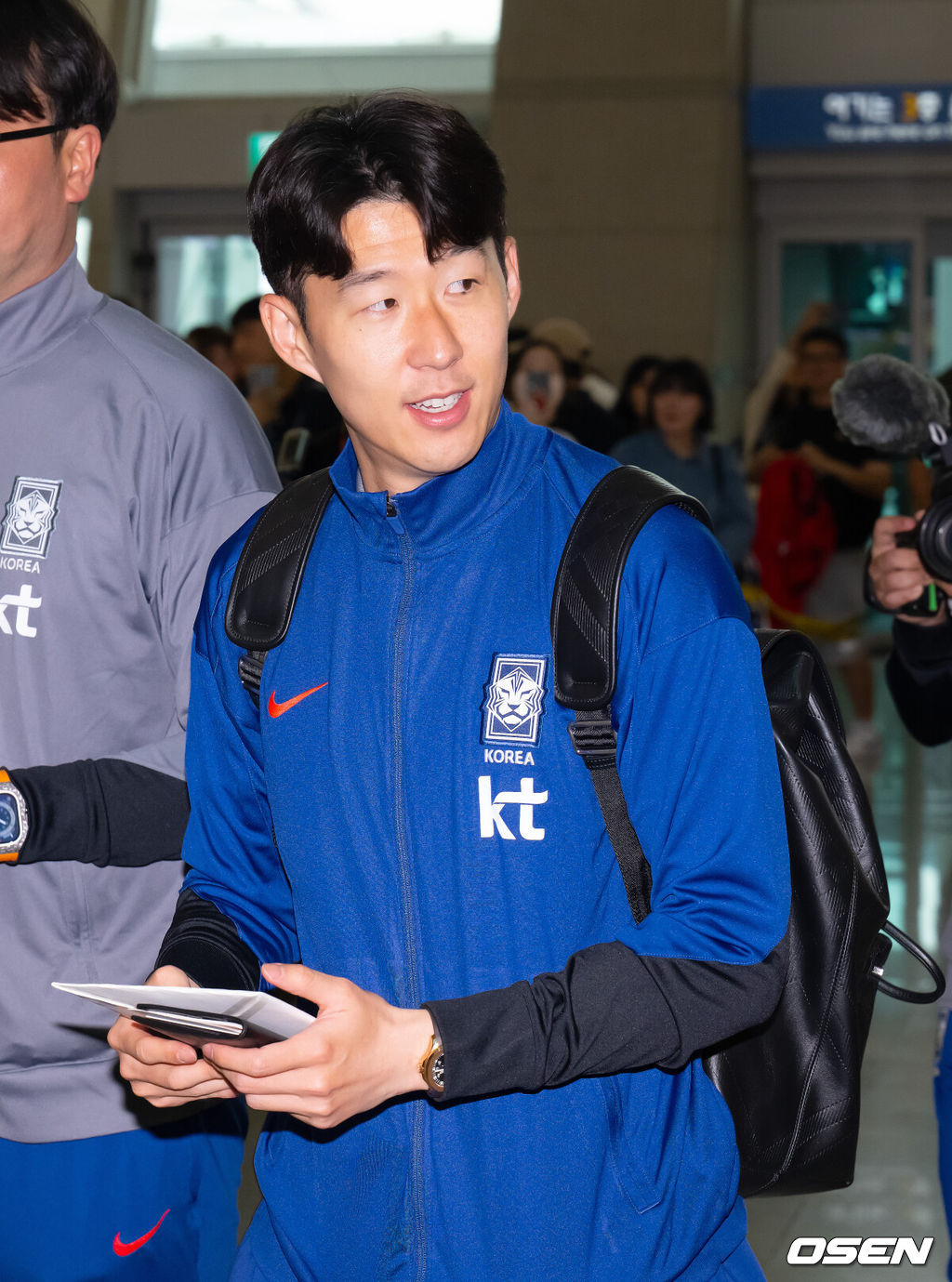 대한민국 축구 국가대표팀이 6일 오전 3시 15분(한국시간) 이라크와 2026 국제축구연맹(FIFA) 북중미 월드컵 아시아 3차 예선 B조 경기를 치르기 위해 이라크 원정 출국길에 올랐다.한국은 B조에서 선두(4승 4무, 승점 16)를 달리고 있다. 2위는 요르단(승점 13), 3위는 이라크(승점 12). 홍명보호는 남은 2경기에서 승점 1만 추가하면 11회 연속 본선 진출을 확정한다.축구대표팀 손흥민이 출국장으로 향하고 있다 .2025.06.02 / ksl0919@osen.co.kr
