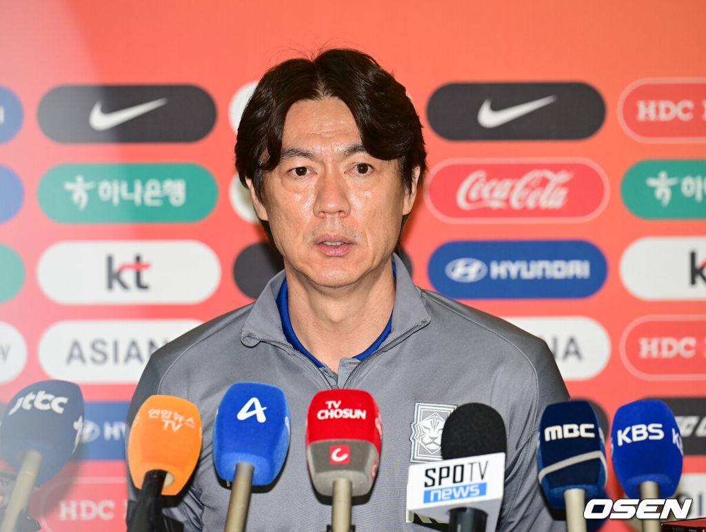 대한민국 축구 국가대표팀이 6일 오전 3시 15분(한국시간) 이라크와 2026 국제축구연맹(FIFA) 북중미 월드컵 아시아 3차 예선 B조 경기를 치르기 위해 이라크 원정 출국길에 올랐다.한국은 B조에서 선두(4승 4무, 승점 16)를 달리고 있다. 2위는 요르단(승점 13), 3위는 이라크(승점 12). 홍명보호는 남은 2경기에서 승점 1만 추가하면 11회 연속 본선 진출을 확정한다.축구대표팀 홍명보 감독이 취재진의 질문에 대답하고 있다. 2025.06.02 / ksl0919@osen.co.kr