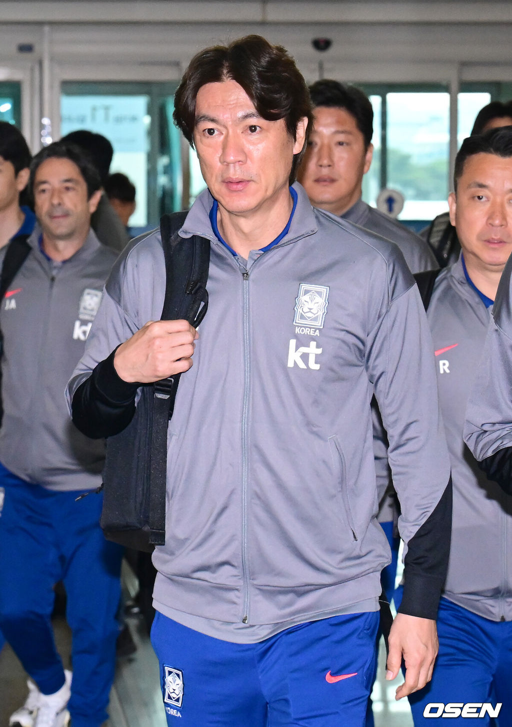 대한민국 축구 국가대표팀이 6일 오전 3시 15분(한국시간) 이라크와 2026 국제축구연맹(FIFA) 북중미 월드컵 아시아 3차 예선 B조 경기를 치르기 위해 이라크 원정 출국길에 올랐다.한국은 B조에서 선두(4승 4무, 승점 16)를 달리고 있다. 2위는 요르단(승점 13), 3위는 이라크(승점 12). 홍명보호는 남은 2경기에서 승점 1만 추가하면 11회 연속 본선 진출을 확정한다.축구대표팀 홍명보 감독이 출국장으로 향하고 있다 .2025.06.02 / ksl0919@osen.co.kr