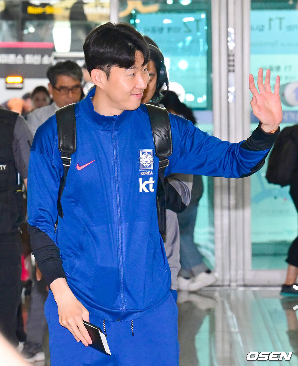 대한민국 축구 국가대표팀이 6일 오전 3시 15분(한국시간) 이라크와 2026 국제축구연맹(FIFA) 북중미 월드컵 아시아 3차 예선 B조 경기를 치르기 위해 이라크 원정 출국길에 올랐다.한국은 B조에서 선두(4승 4무, 승점 16)를 달리고 있다. 2위는 요르단(승점 13), 3위는 이라크(승점 12). 홍명보호는 남은 2경기에서 승점 1만 추가하면 11회 연속 본선 진출을 확정한다.축구대표팀 손흥민이 출국장으로 향하고 있다 .2025.06.02 / ksl0919@osen.co.kr