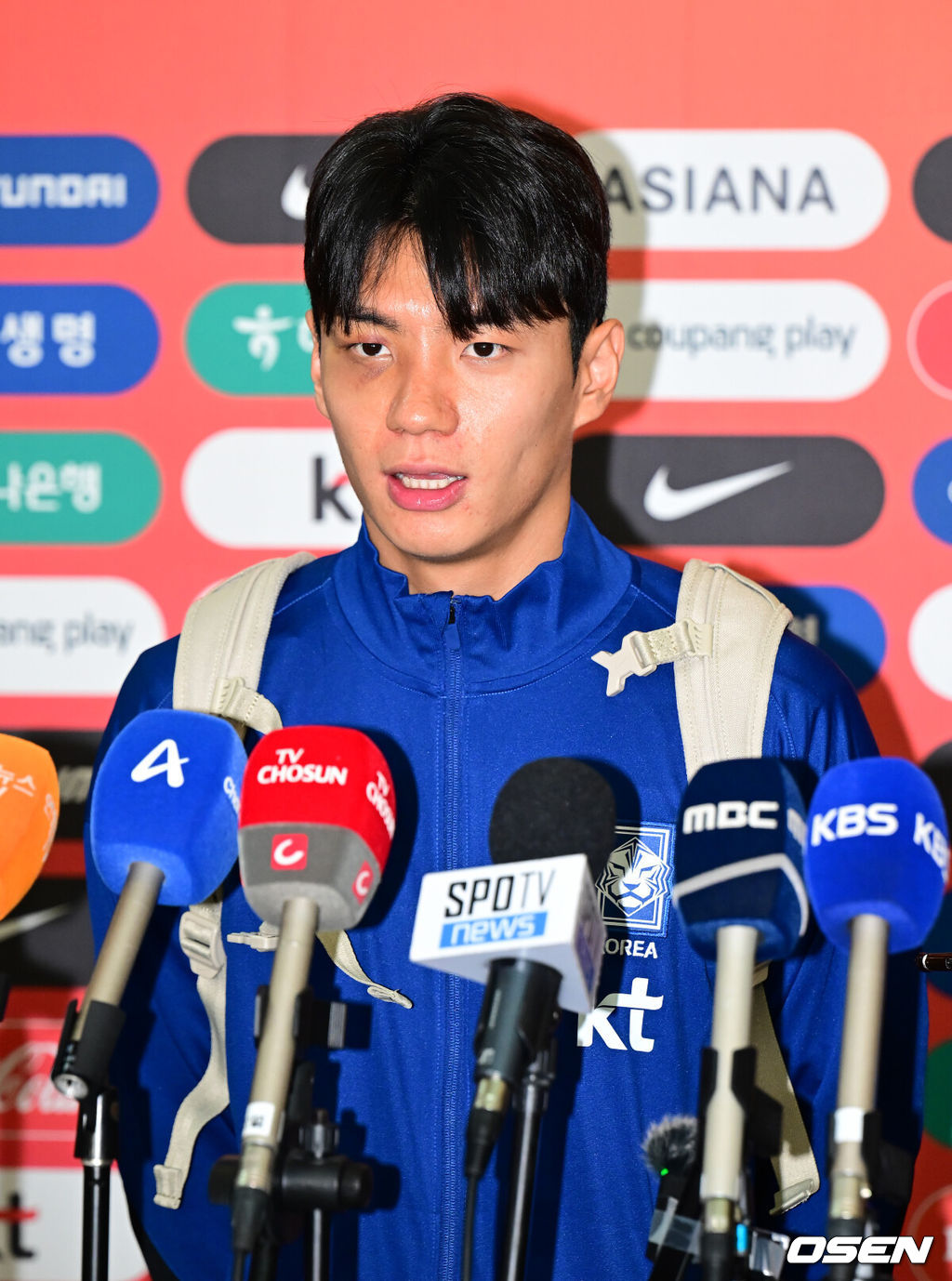대한민국 축구 국가대표팀이 6일 오전 3시 15분(한국시간) 이라크와 2026 국제축구연맹(FIFA) 북중미 월드컵 아시아 3차 예선 B조 경기를 치르기 위해 이라크 원정 출국길에 올랐다.한국은 B조에서 선두(4승 4무, 승점 16)를 달리고 있다. 2위는 요르단(승점 13), 3위는 이라크(승점 12). 홍명보호는 남은 2경기에서 승점 1만 추가하면 11회 연속 본선 진출을 확정한다.축구대표팀 전진우가 취재진의 질문에 대답하고 있다. 2025.06.02 / ksl0919@osen.co.kr