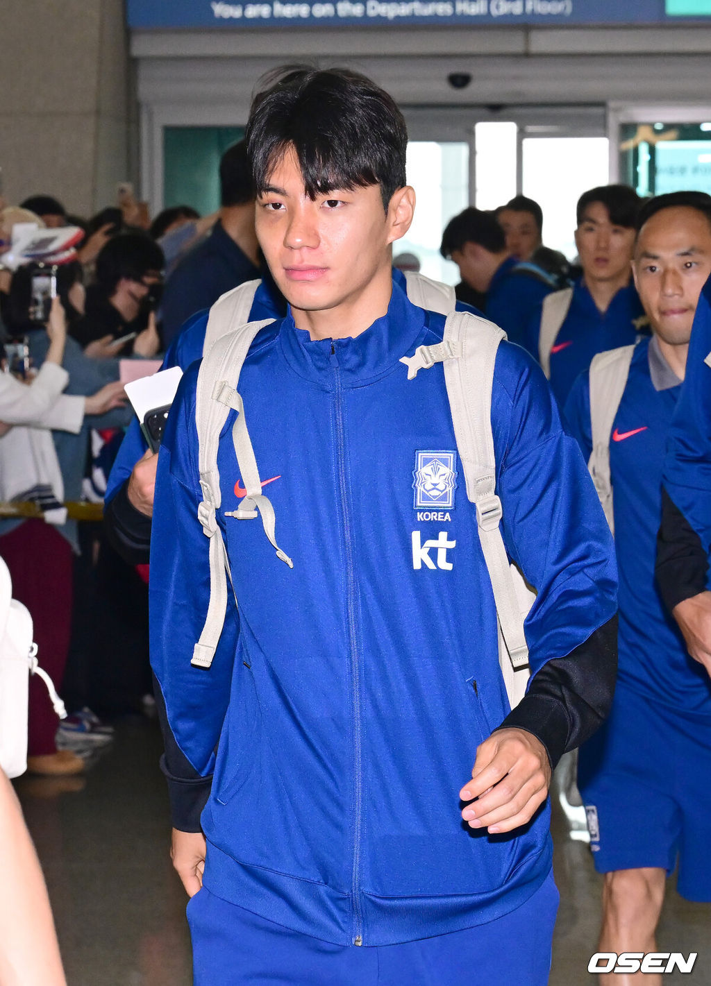 대한민국 축구 국가대표팀이 6일 오전 3시 15분(한국시간) 이라크와 2026 국제축구연맹(FIFA) 북중미 월드컵 아시아 3차 예선 B조 경기를 치르기 위해 이라크 원정 출국길에 올랐다.한국은 B조에서 선두(4승 4무, 승점 16)를 달리고 있다. 2위는 요르단(승점 13), 3위는 이라크(승점 12). 홍명보호는 남은 2경기에서 승점 1만 추가하면 11회 연속 본선 진출을 확정한다.축구대표팀 전진우가 출국장으로 향하고 있다 .2025.06.02 / ksl0919@osen.co.kr