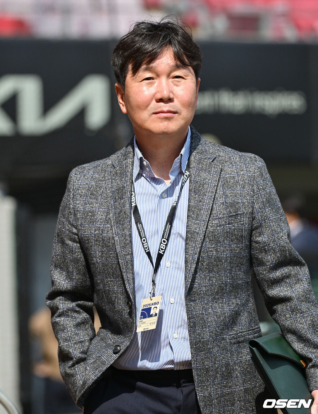 22일 광주KIA챔피언스필드에서 2025 신한 SOL Bank KBO리그 KIA 타이거즈와 NC 다이노스의 개막전이 열린다.홈팀이자 디펜딩 챔피언 KIA는 에이스 제임스 네일을 출격, 원정팀 NC는 새 외국인 투수 로건 앨런을 선발로 내세웠다.대표팀 감독 류지현이 광주KIA챔피언스필드를 둘러보고 있다. 2025.03.22 /cej@osen.co.kr