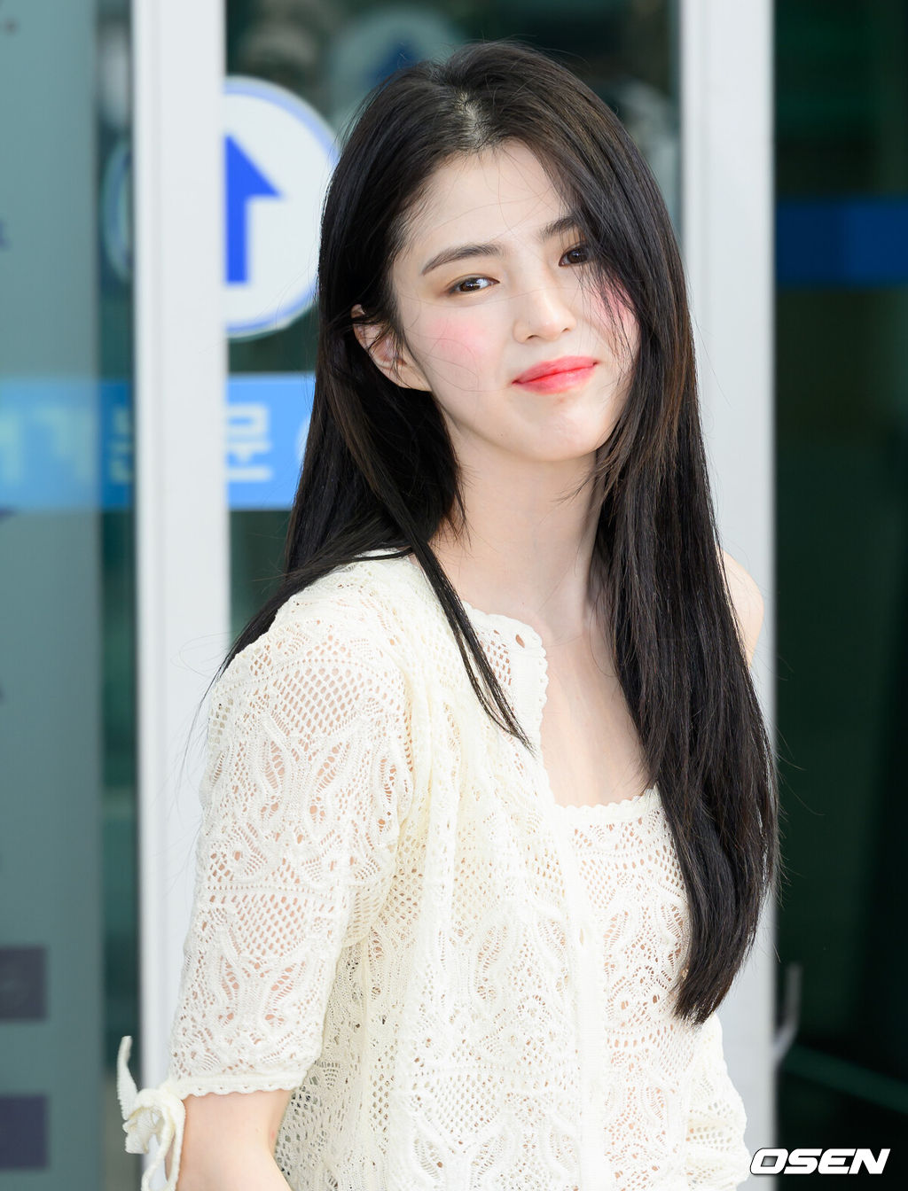배우 한소희가 25일 해외일정차 인천국제공항을 통해 출국했다.한소희는 영화 '프로젝트 Y'(가제)를 차기작으로 선택했다. 배우 전종서와 호흡을 맞춘다.한소희가 출국장으로 향하며 취재진을 향해 인사를 하고 있다. 2025.05.25 /sunday@osen.co.kr