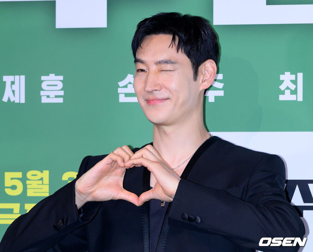 29일 오후 서울 CGV 용산아이파크몰에서 영화 '소주전쟁'(제공/배급 쇼박스, 제작 더 램프) 언론시사회가 열렸다.'소주전쟁'은 1997년 IMF 외환위기, 소주 회사가 곧 인생인 재무이사 종록과 오로지 성과만 추구하는 글로벌 투자사 직원 인범이 대한민국 국민 소주의 운명을 걸고 맞서는 이야기를 그린 영화다.배우 이제훈이 포토타임을 가지고 있다. 2025.05.29 /sunday@osen.co.kr