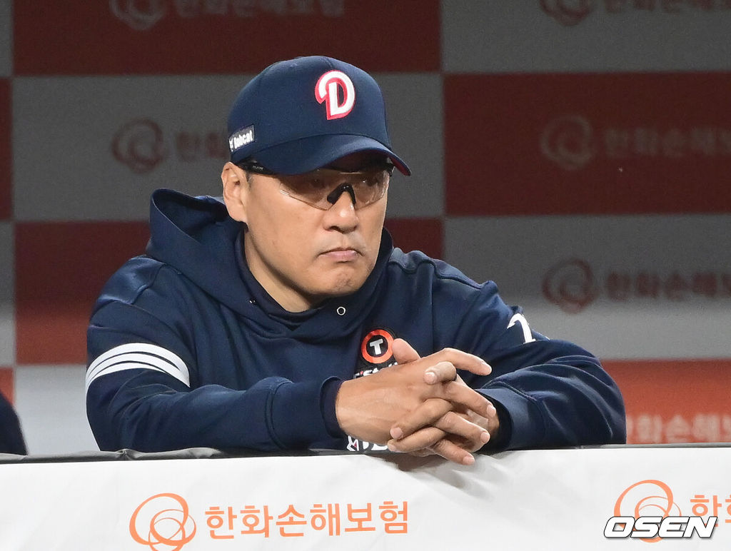 14일 대전 한화생명볼파크에서 ‘2025 신한 SOL Bank KBO리그’ 한화 이글스와 두산 베어스의 경기가 열렸다.이날 한화는 문동주, 두산은 잭로그를 선발로 내세웠다.8회초 두산 이승엽 감독이 경기를 지켜보고 있다. 2025.05.14 / ksl0919@osen.co.kr