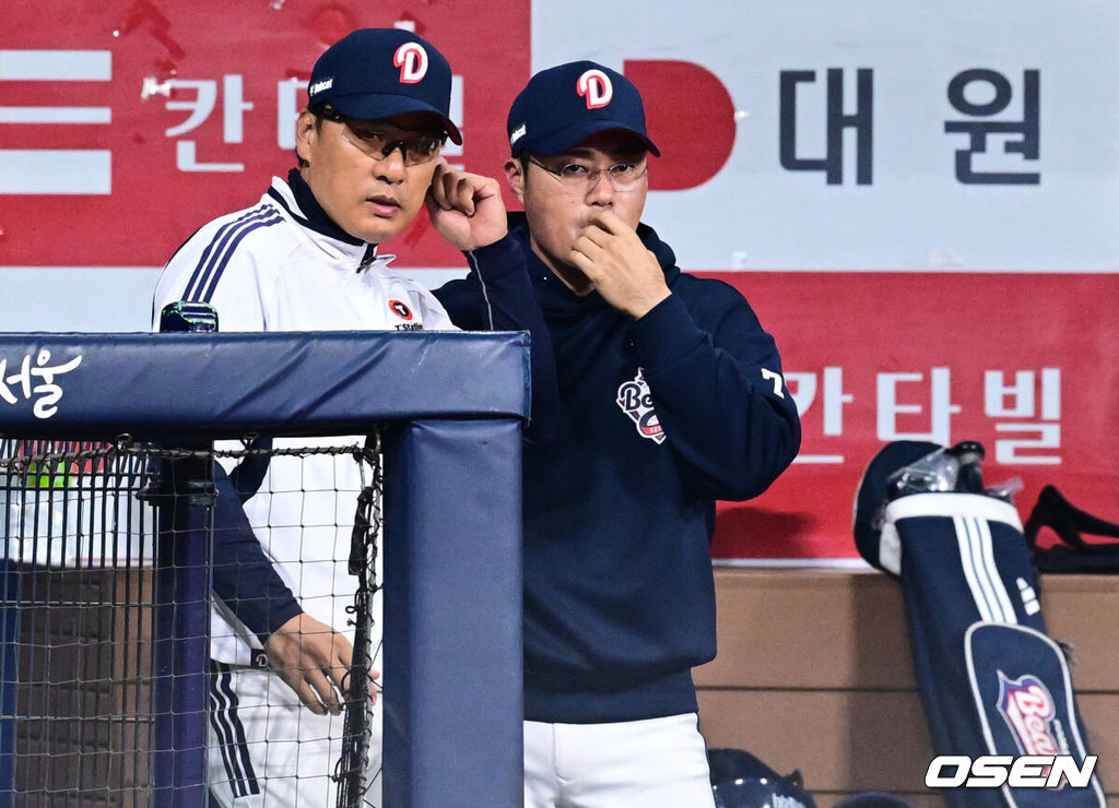 31일 오후 서울 고척스카이돔에서 2025 신한 SOL Bank KBO리그 키움 히어로즈와 두산베어스의 경기가 열렸다.홈팀 키움은 로젠버그를, 방문팀 두산은 잭로그를 선발투수로 내세웠다.두산 이승엽 감독이 작전을 지시하고 있다. 2025.05.31 /cej@osen.co.kr