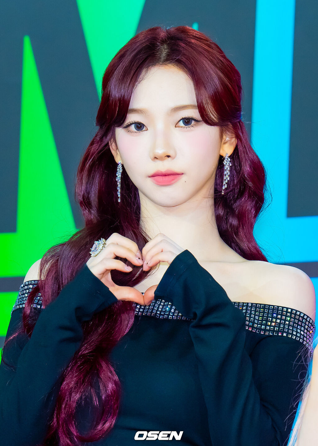 30일 오후 인천 중구 운서동 인스파이어 아레나에서 ‘2024 멜론 뮤직어워드’(MMA) 레드카펫이 진행됐다.MMA는 멜론의 객관적 데이터와 이용자들의 투표 및 전문가 심사를 통해 아티스트의 1년간 성과를 널리 기리고 알리는 대한민국 최대 규모의 음악 시상식 및 페스티벌이다. 올해 슬로건은 뉴 스트림 오브 K팝(New Stream of K-POP)이다.에스파 카리나가 입장하며 포즈를 취하고 있다. 2024.11.30 / rumi@osen.co.kr