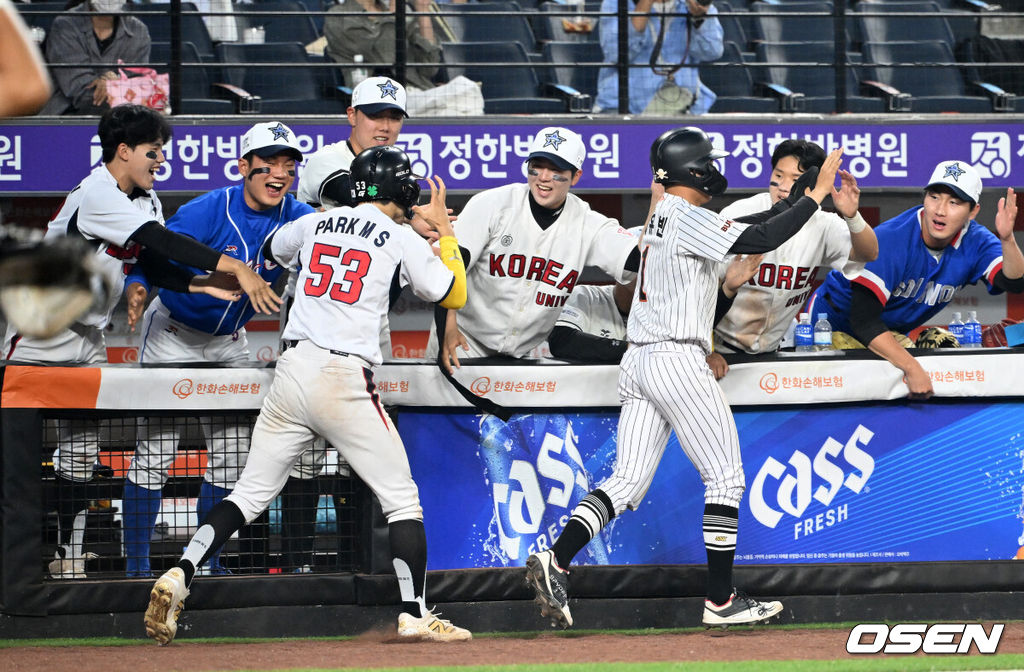 2일 오후 대전 한화생명볼파크에서 ‘제3회 한화이글스배 고교vs대학 올스타전’이 열렸다.올해로 3회째를 맞는 한화이글스배 고교vs대학 올스타전은 한화 구단과 KBSA가 공동으로 주최하는 이벤트 경기다.5회말 2사 2,3루에서 대학팀 김동휘의 2타점 적시 3루타 때 홈을 밟은 최유빈과 박문순이 더그아웃에서 환호하고 있다. 2025.06.02 /sunday@osen.co.kr