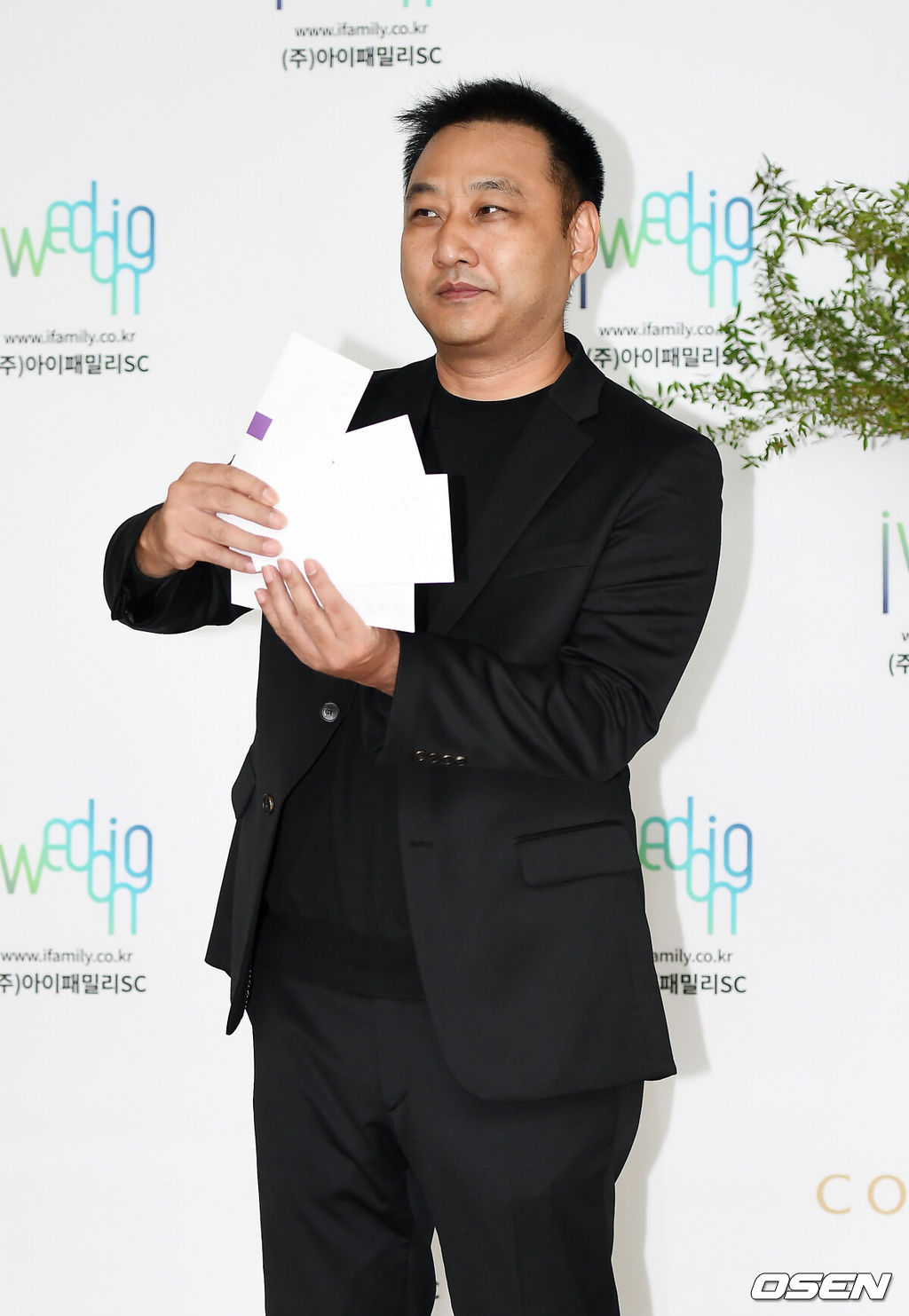 28일 오후 서울 여의도 콘래드호텔에서 개그맨 유상무와 작곡가 김연지의 결혼식이 열렸다.하객으로 참석한 개그맨 김수용이 포토타임을 갖고 있다. / youngrae@osen.co.kr