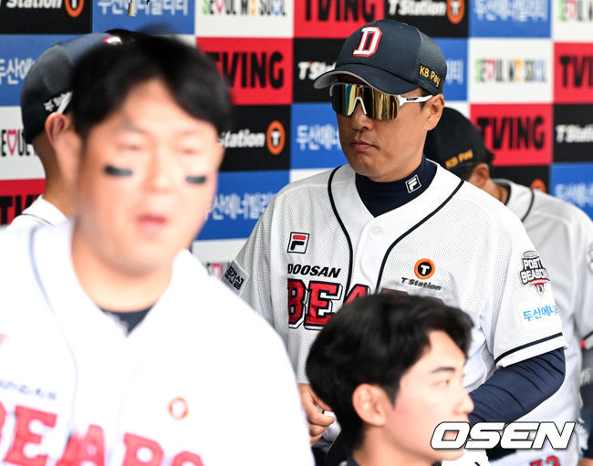 [OSEN=잠실, 이대선 기자] 프로야구 KT 위즈의 가을 마법이 계속됐다. KT는 역대 최초로 와일드카드 결정전에서 업셋을 만들며 준플레이오프에 진출했다.KT는 3일 서울 잠실구장에서 열린 2024 KBO리그 와일드카드 결정전 2차전에서 두산에 1-0으로 승리했다.경기 종료 후 두산 이승엽 감독이 더그아웃을 나가고 있다. 2024.10.03 /sunday@osen.co.kr