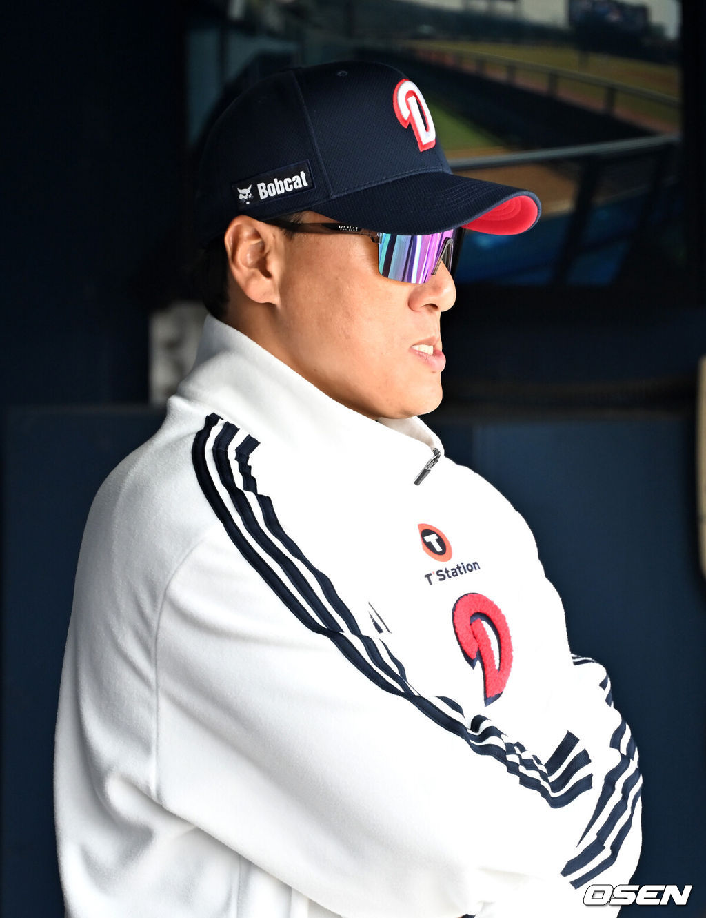14일 오후 서울 잠실야구장에서 2025 신한 SOL뱅크 KBO 리그 시범경기 두산 베어스와 KIA 타이거즈의 경기가 열렸다.KBO리그 10개 구단은 오는 18일까지 시범경기 10경기를 소화한다. 2025시즌 개막전은 오는 22일 개최된다.1회초 1사 주자 3루 KIA 위즈덤이 좌월 투런 홈런을 때리자 두산 이승엽 감독이 덕아웃에서 아쉬워하고 있다. 2025.03.14 /