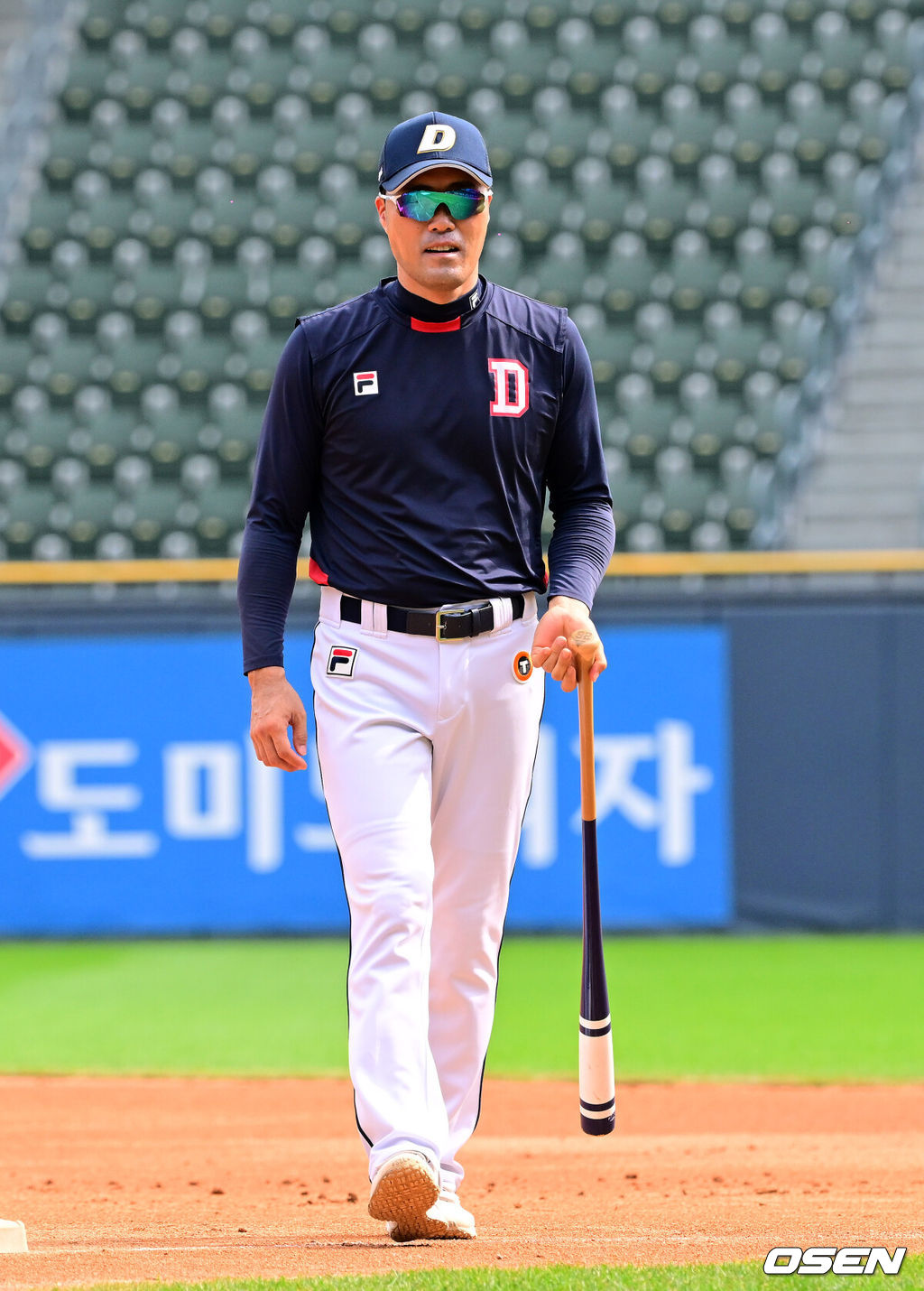 24일 오후 서울 잠실야구장에서 2024 신한 SOL Bank KBO리그 두산 베어스와 키움 히어로즈의 경기가 열렸다.이날 두산은 우완 곽빈, 키움은 우완 하영민을 각각 선발로 내세웠다.두산 조성환 코치가 훈련을 지도하고 있다. 2024.07.24 / jpnews@osen.co.kr