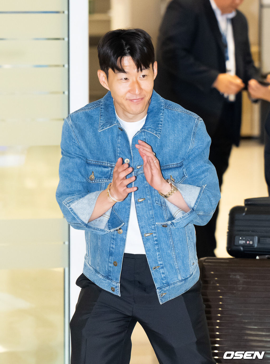 27일 오후 잉글랜드 프리미어리그(EPL) 토트넘 손흥민이 인천국제공항을 통해 입국했다. 손흥민은 지난 22일(한국시간) 유럽축구연맹(UEFA) 유로파리그(UEL)에서 프로 데뷔 15시즌 만에 첫 우승컵을 따냈다. 한편, 손흥민은 오는 6월 이라크, 쿠웨이트와의 2026 북중미 월드컵 아시아 3차예선 B조 9~10차전을 준비할 예정이다. 손흥민이 입국장을 나서고 있다.  2025.05.27 / ksl0919@osen.co.kr  