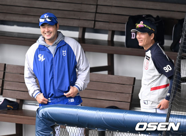 [OSEN=이천, 이대선 기자] 11일 오후 경기도 이천 베어스 파크에서 2024 메디힐 KBO 퓨처스리그 두산 베어스와 삼성 라이온즈의 경기가 열렸다.경기에 앞서 삼성 정대현 감독과 가득염 코치가 이야기를 나누고 있다. 20204.050.11 /sunday@osen.co.kr