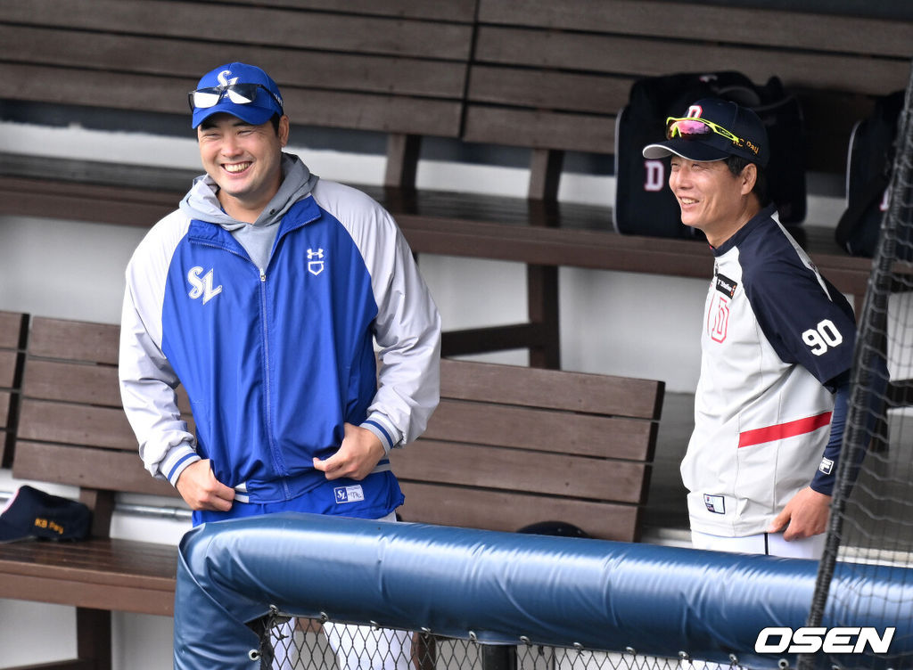 11일 오후 경기도 이천 베어스 파크에서 2024 메디힐 KBO 퓨처스리그 두산 베어스와 삼성 라이온즈의 경기가 열렸다.경기에 앞서 삼성 정대현 감독과 가득염 코치가 이야기를 나누고 있다. 20204.050.11 /sunday@osen.co.kr