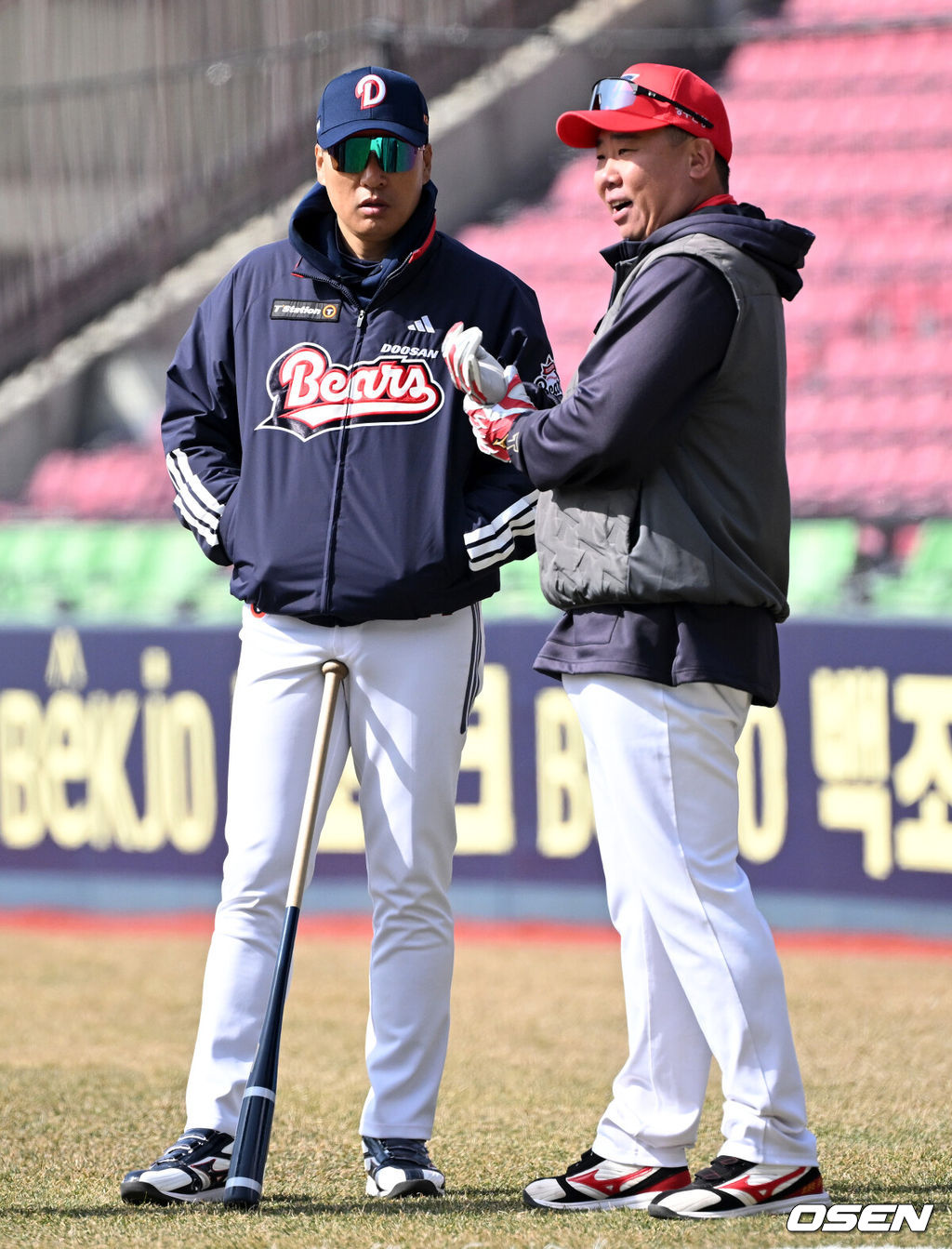 13일 오후 서울 잠실야구장에서 2025 신한 SOL뱅크 KBO 리그 시범경기 두산 베어스와 KIA 타이거즈의 경기가 열렸다.KBO리그 10개 구단은 오는 18일까지 시범경기 10경기를 소화한다. 2025시즌 개막전은 오는 22일 개최된다.두산 이승엽 감독과 KIA 이범호 감독이 경기에 앞서 인사를 나누고 있다. 2025.03.13 / jpnews@osen.co.kr