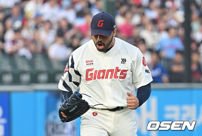 [OSEN=부산, 이석우 기자] 3일 부산 사직야구장에서 2025 신한 SOL 뱅크 KBO 리그 롯데 자이언츠와 키움 히어로즈의 경기가 열렸다. 홈팀 롯데는 감보아가, 방문팀 키움은 김연주가 선발 출전했다.롯데 자이언츠 선발 투수 감보아가 7회초 수비를 무실점으로 막고 포효하고 있다. 2025.06.03 / foto0307@osen.co.kr