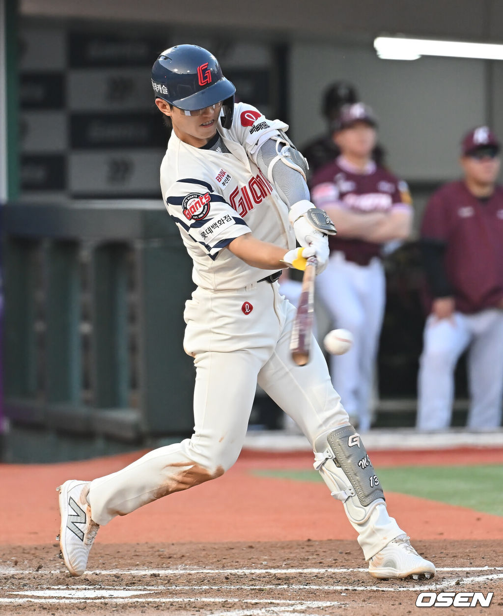 3일 부산 사직야구장에서 2025 신한 SOL 뱅크 KBO 리그 롯데 자이언츠와 키움 히어로즈의 경기가 열렸다. 홈팀 롯데는 감보아가, 방문팀 키움은 김연주가 선발 출전했다.롯데 자이언츠 전민재가 7회말 2사 1,2루 좌익수 앞 1타점 안타를 치고 있다. 2025.06.03 / foto0307@osen.co.kr