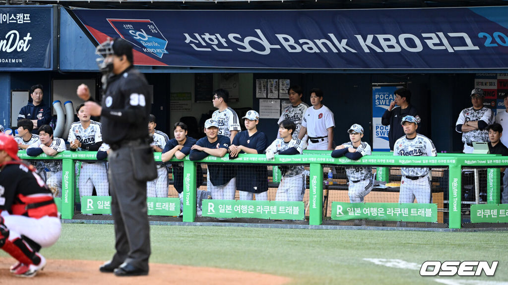 3일 오후 서울 잠실야구장에서 2025 신한 SOL Bank KBO리그 두산 베어스와 KIA 타이거즈의 경기가 열렸다.두산은 곽빈, KIA는 양현종을 선발 투수로 내세웠다.5회말 두산 선수들이 더그아웃에서 경기를 바라보고 있다. 2025.06.03 /sunday@osen.co.kr