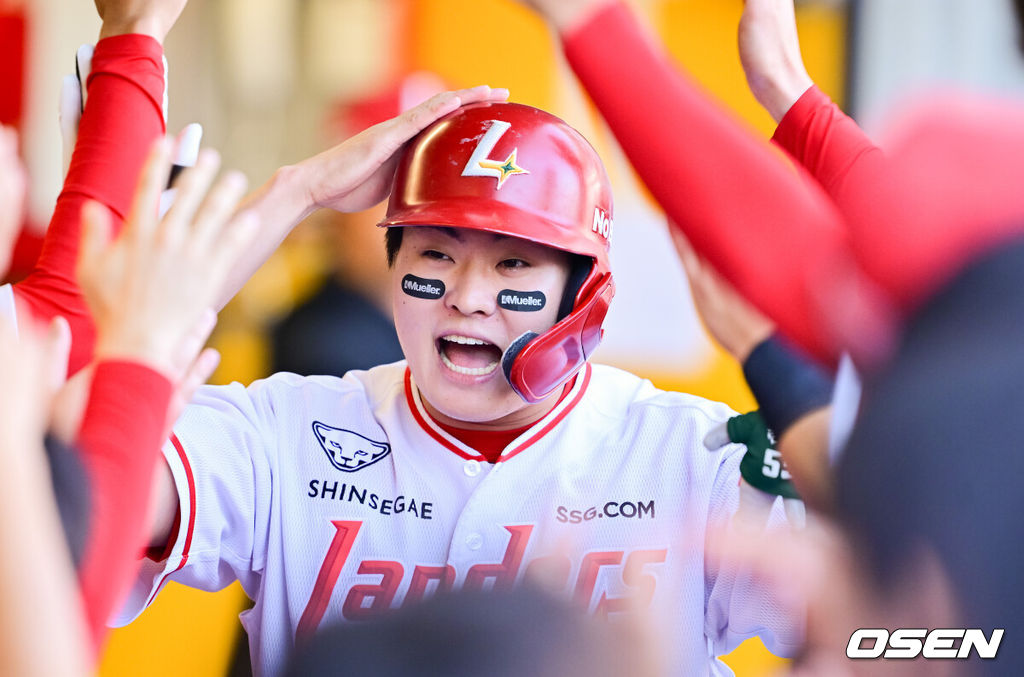 3일 오후 인천 SSG랜더스필드에서 ‘2025 신한 SOL BANK KBO리그’ SSG 랜더스와 삼성 라이온즈의 경기가 진행됐다.이날 경기에서 SSG는 김광현을, 삼성은 후라도를 선발투수로 내세웠다.1회말 2사 SSG 고명준이 백투백 홈런을 날린뒤 세리머니를 하고 있다.  2025.06.03   / soul1014@osen.co.kr