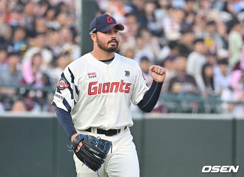 3일 부산 사직야구장에서 2025 신한 SOL 뱅크 KBO 리그 롯데 자이언츠와 키움 히어로즈의 경기가 열렸다. 홈팀 롯데는 감보아가, 방문팀 키움은 김연주가 선발 출전했다.롯데 자이언츠 선발 투수 감보아가 6회초 수비를 무실점으로 막고 주먹을 불끈 쥐고 있다. 2025.06.03 / foto0307@osen.co.kr