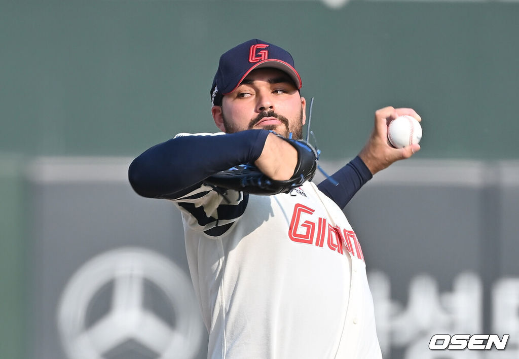 3일 부산 사직야구장에서 2025 신한 SOL 뱅크 KBO 리그 롯데 자이언츠와 키움 히어로즈의 경기가 열렸다. 홈팀 롯데는 감보아가, 방문팀 키움은 김연주가 선발 출전했다.롯데 자이언츠 선발 투수 감보아가 역투하고 있다. 2025.06.03 / foto0307@osen.co.kr