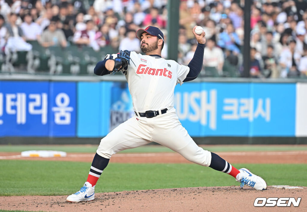 3일 부산 사직야구장에서 2025 신한 SOL 뱅크 KBO 리그 롯데 자이언츠와 키움 히어로즈의 경기가 열렸다. 홈팀 롯데는 감보아가, 방문팀 키움은 김연주가 선발 출전했다.롯데 자이언츠 선발 투수 감보아가 역투하고 있다. 2025.06.03 / foto0307@osen.co.kr
