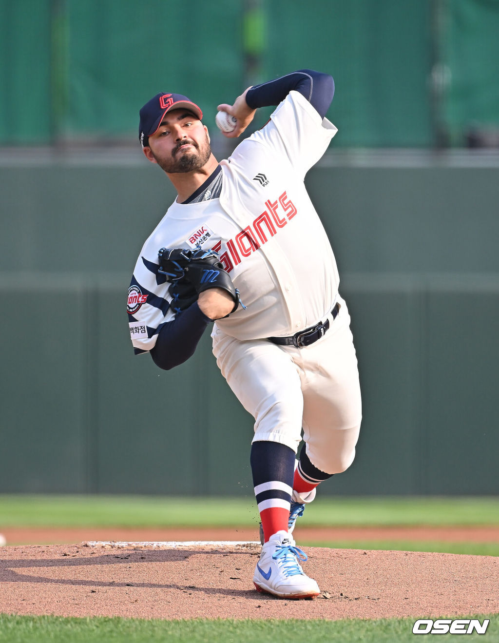 3일 부산 사직야구장에서 2025 신한 SOL 뱅크 KBO 리그 롯데 자이언츠와 키움 히어로즈의 경기가 열렸다. 홈팀 롯데는 감보아가, 방문팀 키움은 김연주가 선발 출전했다.롯데 자이언츠 선발 투수 감보아가 역투하고 있다. 2025.06.03 / foto0307@osen.co.kr