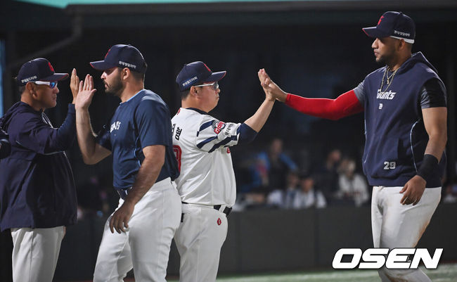 [OSEN=부산, 이석우 기자] 3일 부산 사직야구장에서 2025 신한 SOL 뱅크 KBO 리그 롯데 자이언츠와 키움 히어로즈의 경기가 열렸다. 홈팀 롯데는 감보아가, 방문팀 키움은 김연주가 선발 출전했다.롯데 자이언츠 김태형 감독이 키움 히어로즈에 8-0으로 승리한 후 레이예스와 하이파이브를 하고 있다. 2025.06.03 / foto0307@osen.co.kr