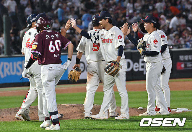 [OSEN=부산, 이석우 기자] 3일 부산 사직야구장에서 2025 신한 SOL 뱅크 KBO 리그 롯데 자이언츠와 키움 히어로즈의 경기가 열렸다. 홈팀 롯데는 감보아가, 방문팀 키움은 김연주가 선발 출전했다.롯데 자이언츠 선수들이 키움 히어로즈에 8-0으로 승리한 후 하이파이브를 하고 있다. 2025.06.03 / foto0307@osen.co.kr