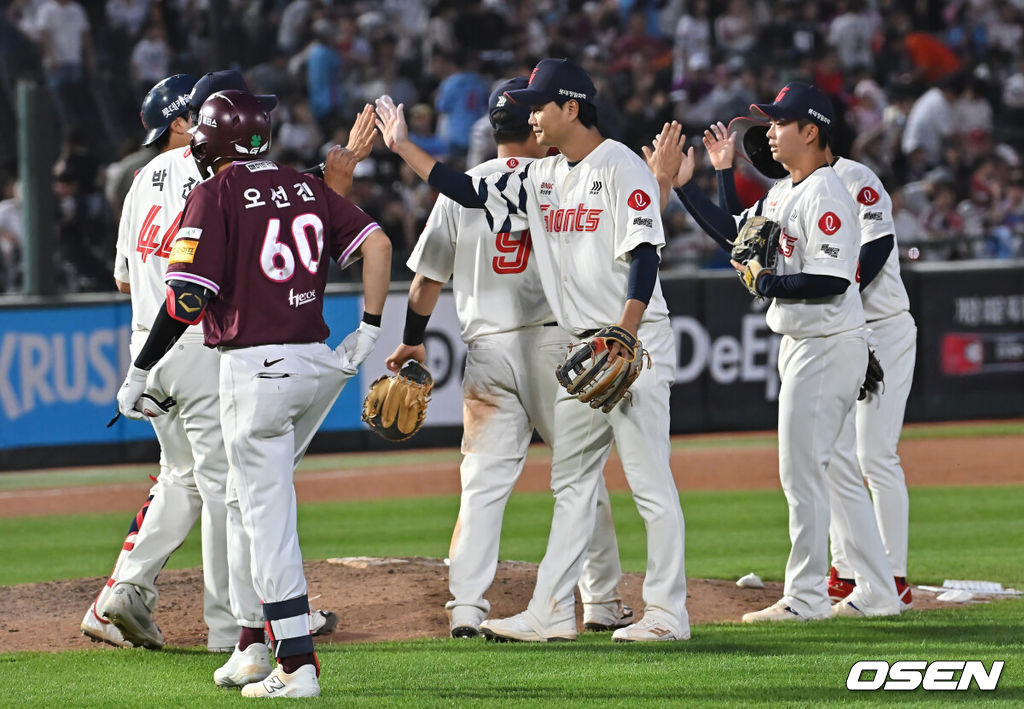 3일 부산 사직야구장에서 2025 신한 SOL 뱅크 KBO 리그 롯데 자이언츠와 키움 히어로즈의 경기가 열렸다. 홈팀 롯데는 감보아가, 방문팀 키움은 김연주가 선발 출전했다.롯데 자이언츠 선수들이 키움 히어로즈에 8-0으로 승리한 후 하이파이브를 하고 있다. 2025.06.03 / foto0307@osen.co.kr